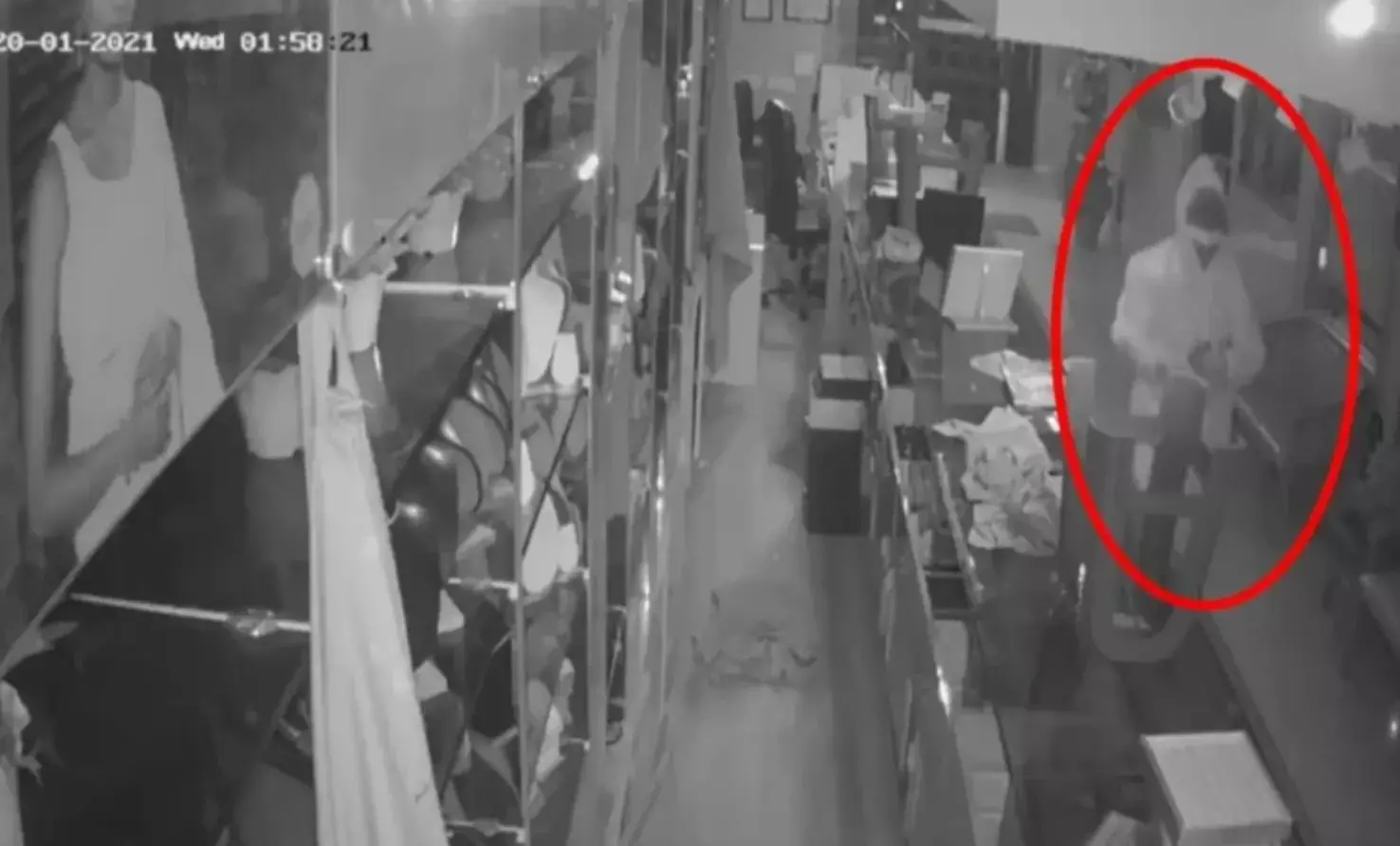 दिल्लीः PPE किट पहनकर ज्वेलरी शोरूम से करोड़ों के गहने साफ़, ऑटो से ले गया 25 किलो गहने? फ़िल्मी अंदाज में चोरी का खुलासा