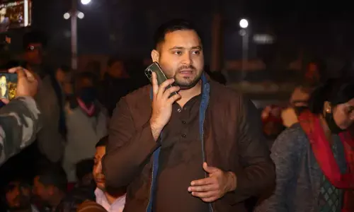 शिक्षक अभ्यर्थियों के साथ सड़क पर उतरे तेजस्वी ने जब पटना डीएम को मिलाया फोन, फिर क्या हुआ?