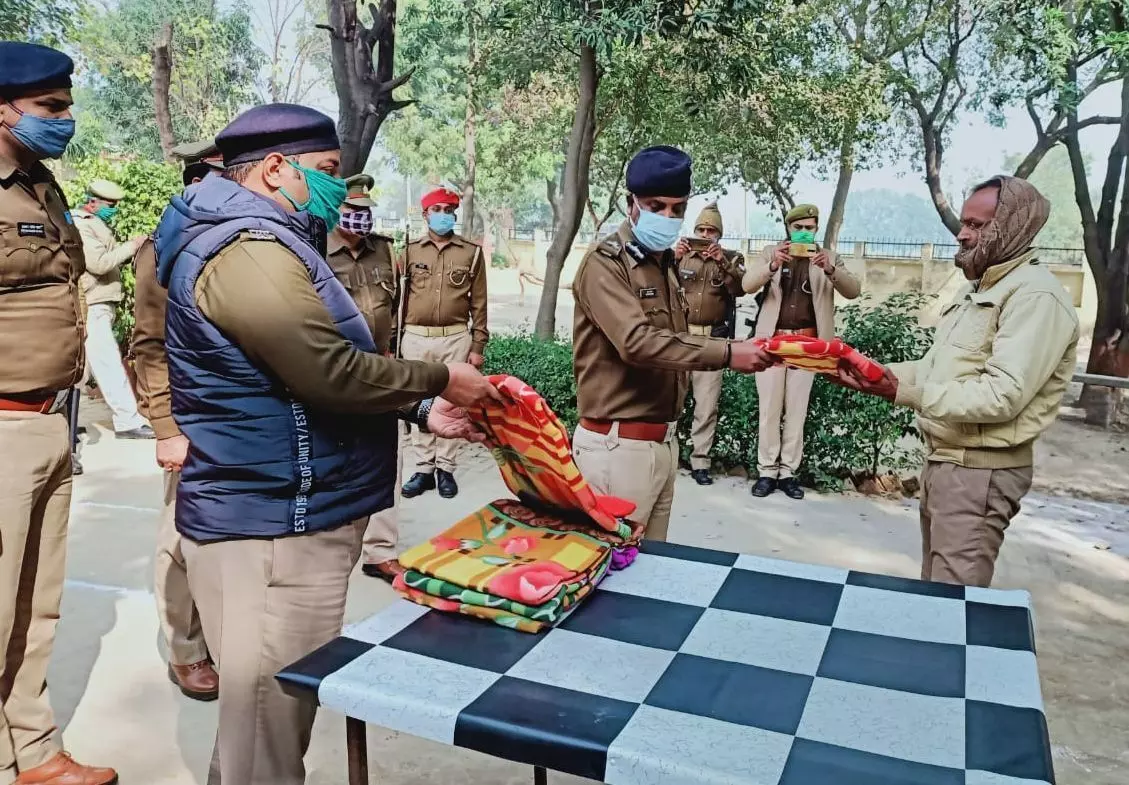 एडीजी जोन आगरा ने बांटे गरीबों को कंबल एडीजी जोन आगरा ने बांटे गरीबों को कंबल
