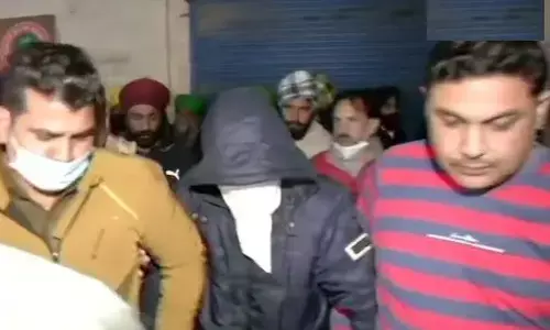 किसानों ने पकड़ा संदिग्ध, किया बड़ा खुलासा- ट्रैक्टर मार्च में 4 नेताओं को गोली मारनी थी, जांच जारी किसानों ने पकड़ा संदिग्ध, किया बड़ा खुलासा- ट्रैक्टर मार्च में 4 नेताओं को गोली मारनी थी, जांच जारी