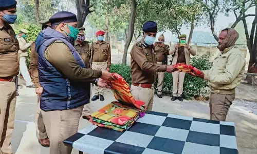 एडीजी जोन आगरा ने बांटे गरीबों को कंबल एडीजी जोन आगरा ने बांटे गरीबों को कंबल