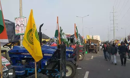 किसान आंदोलन पर नोटिस मिलने वाले किसानों को राहत, यूपी सरकार और सीतापुर के डीएम से हाईकोर्ट ने किया जबाब तलब किसान आंदोलन पर नोटिस मिलने वाले किसानों को राहत, यूपी सरकार और सीतापुर के डीएम से हाईकोर्ट ने किया जबाब तलब