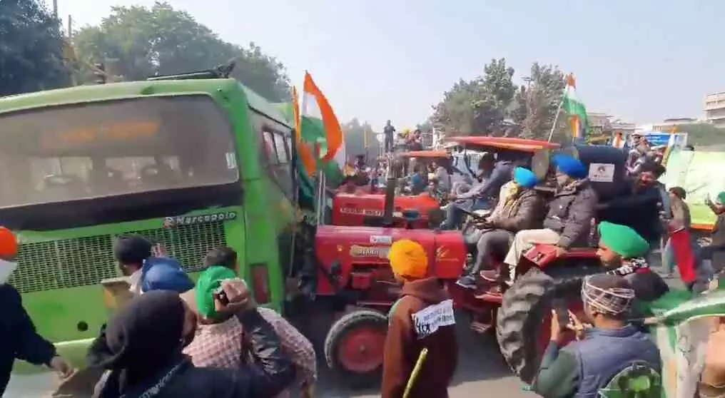 Tractor Rally के दौरान किसानों ने DTC बस का किया ऐसा हाल, सामने आया Shocking Video