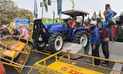 ट्रैक्टर परेड हिंसा में घायल हुए 18 पुलिसकर्मी अस्पताल में भर्ती, एक की हालत गंभीर, गृह मंत्री ने की अधिकारियों के साथ बैठक