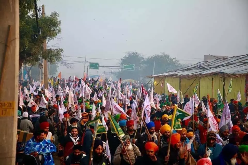 गणतंत्र दिवस पर देश का किसान लहूलुहान होता रहा लेकिन सरकार डंडे बरसाती रही ! यह ब्रिटिश नहीं है तो क्या है ? गणतंत्र दिवस पर देश का किसान लहूलुहान होता रहा लेकिन सरकार डंडे बरसाती रही ! यह ब्रिटिश नहीं है तो क्या है ?