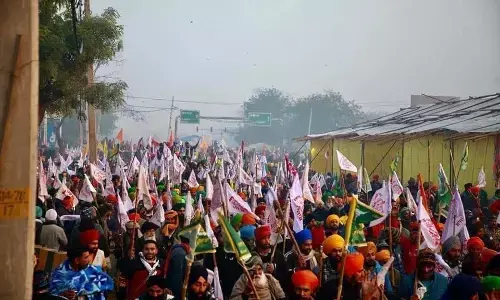 गणतंत्र दिवस पर देश का किसान लहूलुहान होता रहा लेकिन सरकार डंडे बरसाती रही !  यह ब्रिटिश  नहीं है तो क्या है ? गणतंत्र दिवस पर देश का किसान लहूलुहान होता रहा लेकिन सरकार डंडे बरसाती रही !  यह ब्रिटिश  नहीं है तो क्या है ?
