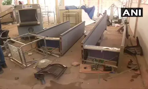 PHOTOS : लाल किले पर उपद्रवियों ने कैसे किया तांडव, ये तस्वीरें दे रहीं गवाही PHOTOS : लाल किले पर उपद्रवियों ने कैसे किया तांडव, ये तस्वीरें दे रहीं गवाही