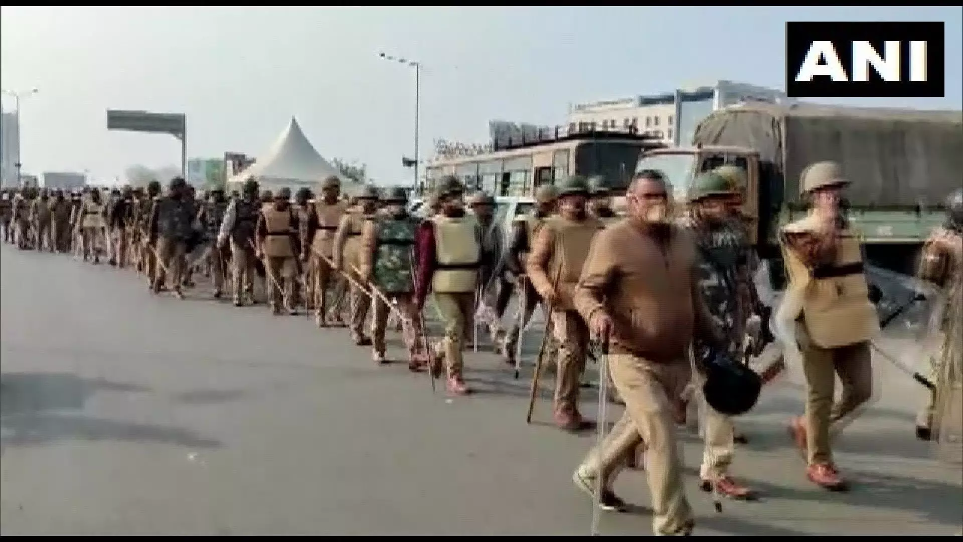 किसान आंदोलन : गाजीपुर बॉर्डर पर यूपी पुलिस ने किया फ्लैग मार्च