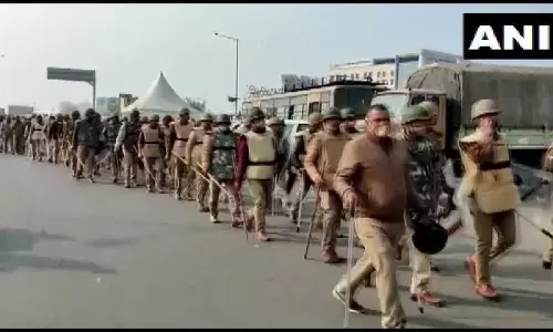 किसान आंदोलन : गाजीपुर बॉर्डर पर यूपी पुलिस ने किया फ्लैग मार्च किसान आंदोलन : गाजीपुर बॉर्डर पर यूपी पुलिस ने किया फ्लैग मार्च