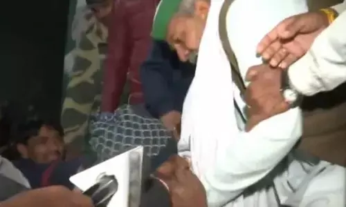 राकेश टिकैत ने मंच से एक व्यक्ति को मारा चांटा, Video Viral