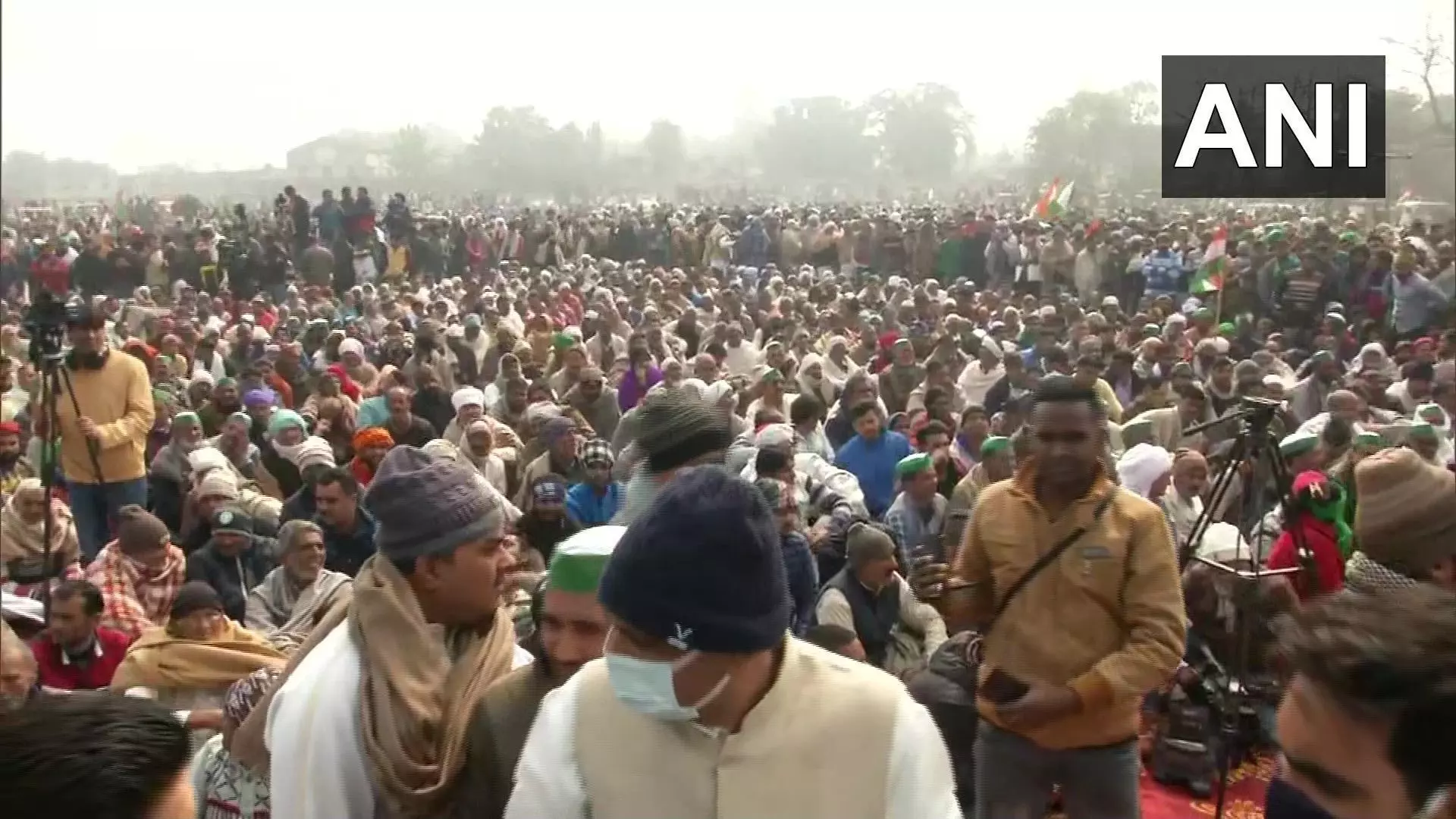 LIVE: मुजफ्फरनगर में शुरू हुई महापंचायत, हजारों की संख्या में जुटे किसान