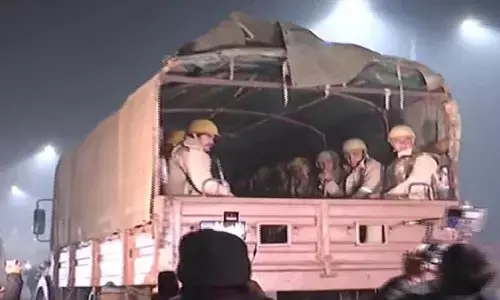 गाजीपुर बॉर्डर पर बड़ी संख्या में जुटने लगे किसान, देर रात बैरंग लौटी पुलिस गाजीपुर बॉर्डर पर बड़ी संख्या में जुटने लगे किसान, देर रात बैरंग लौटी पुलिस