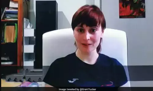 BBC पर बेरोजगारी पर बात कर रही लड़की, लोगों को शेल्फ पर दिखा X-Rated टॉय, मच गया बवाल BBC पर बेरोजगारी पर बात कर रही लड़की, लोगों को शेल्फ पर दिखा X-Rated टॉय, मच गया बवाल