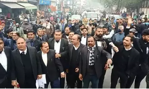 यूपी में किसान आंदोलन के समर्थन में वकीलों का प्रदर्शन यूपी में किसान आंदोलन के समर्थन में वकीलों का प्रदर्शन