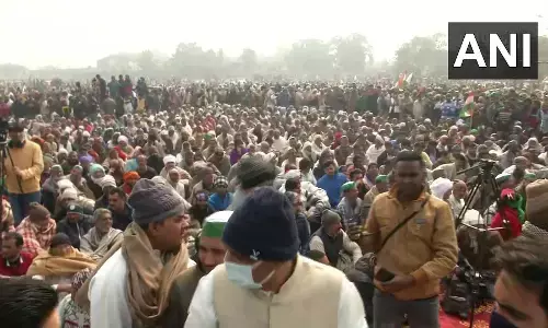 LIVE: मुजफ्फरनगर में शुरू हुई महापंचायत, हजारों की संख्या में जुटे किसान