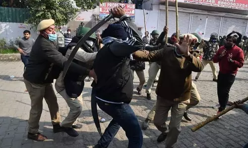 सिंघु बॉर्डर पर हुआ हंगामा, एसएचओ सहित 5 पुलिसकर्मी घायल, पुलिस ने हालात संभालने को किया बल प्रयोग