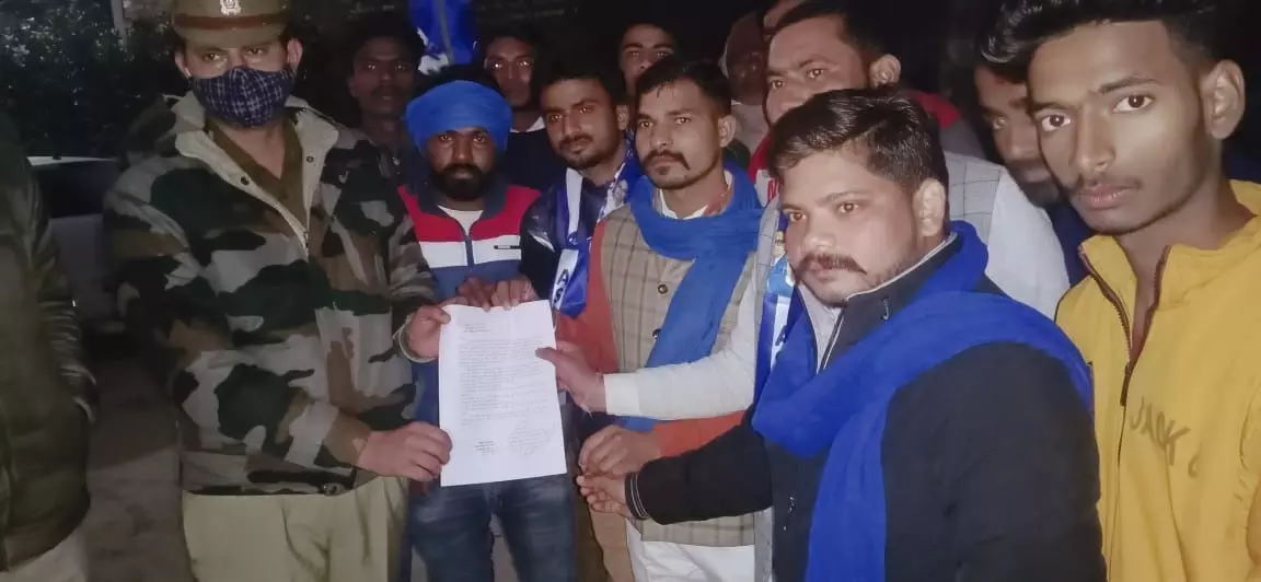 आजाद समाज पार्टी व भीम आर्मी कार्यकर्ताओं ने खेड़ा मुगल चौकी इंचार्ज के द्वारा महामहिम राष्ट्रपति को भेजा ज्ञापन आजाद समाज पार्टी व भीम आर्मी कार्यकर्ताओं ने खेड़ा मुगल चौकी इंचार्ज के द्वारा महामहिम राष्ट्रपति को भेजा ज्ञापन