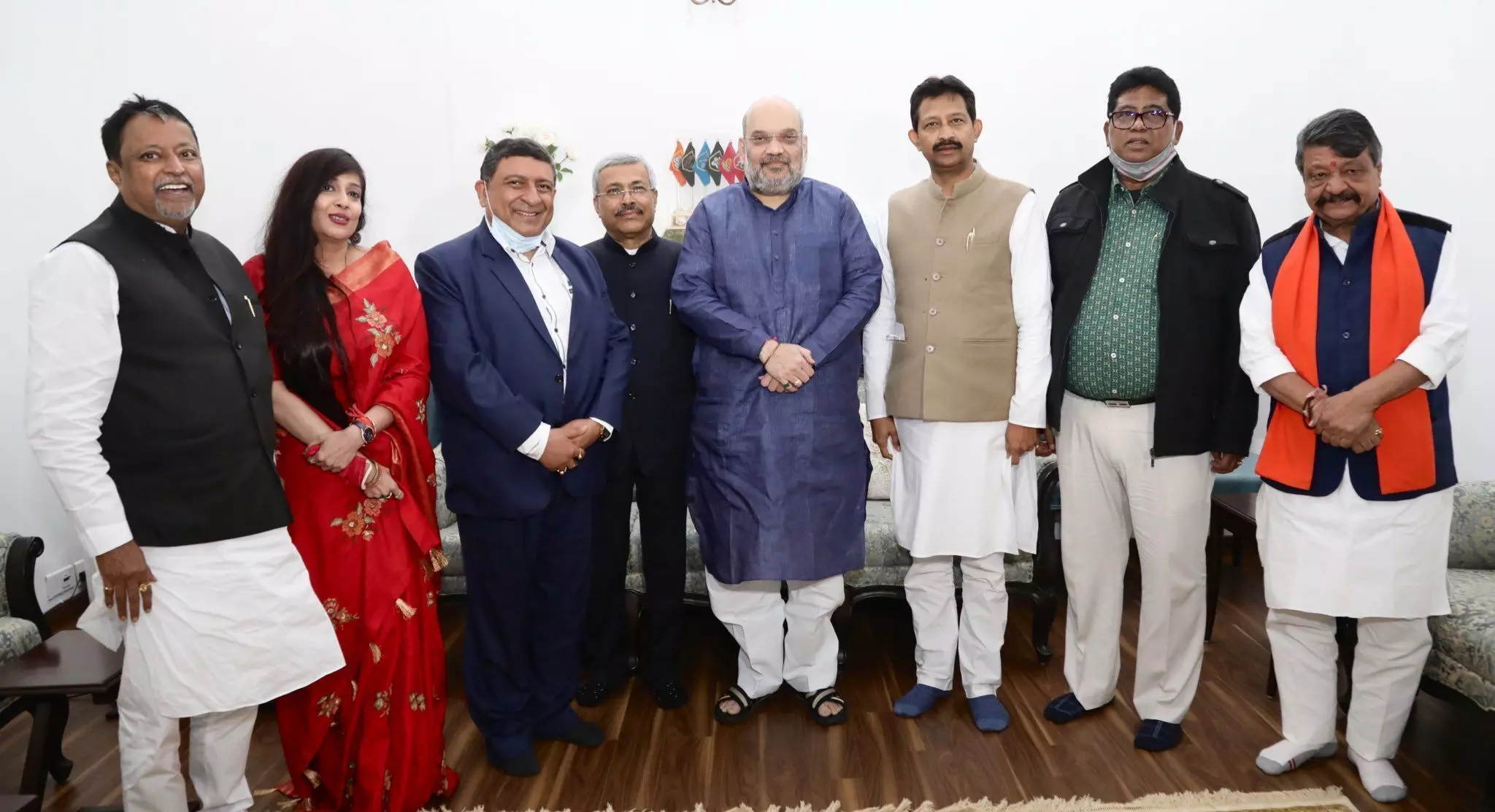 ममता को बड़ा झटका, राजीव बनर्जी समेत अन्य कई TMC नेता BJP में शामिल, गृहमंत्री अमित शाह से की मुलाकात ममता को बड़ा झटका, राजीव बनर्जी समेत अन्य कई TMC नेता BJP में शामिल, गृहमंत्री अमित शाह से की मुलाकात