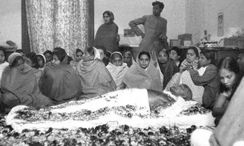 बापू लौट के न आना इस देस ! .