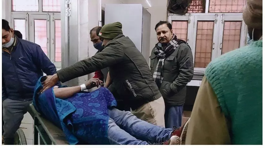 स्कूल परिसर में अपने आप पर पेट्रोल छिड़ककर आत्महत्या करने की कोशिश की स्कूल परिसर में अपने आप पर पेट्रोल छिड़ककर आत्महत्या करने की कोशिश की