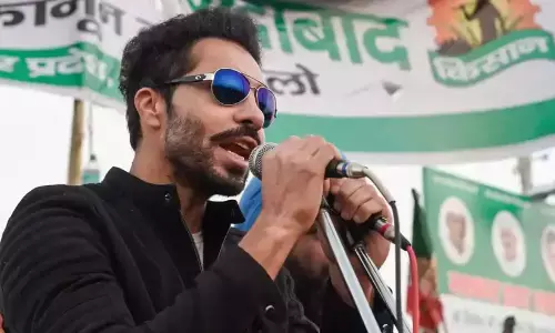 दीप सिद्धू ने वीडियो जारी कर कहा- परिवार को न करें परेशान, 2 दिन बाद पुलिस के सामने होऊंगा पेश दीप सिद्धू ने वीडियो जारी कर कहा- परिवार को न करें परेशान, 2 दिन बाद पुलिस के सामने होऊंगा पेश