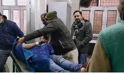 स्कूल परिसर में अपने आप पर पेट्रोल छिड़ककर आत्महत्या करने की कोशिश की स्कूल परिसर में अपने आप पर पेट्रोल छिड़ककर आत्महत्या करने की कोशिश की