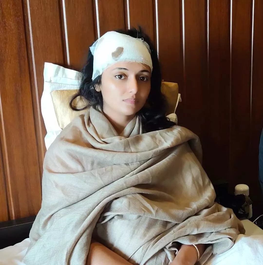 मेरा भारत महान फिल्म की सूटिंग सेट पर चले पत्थर अभिनेत्री घायल - मणि भट्टाचार्य मेरा भारत महान फिल्म की सूटिंग सेट पर चले पत्थर अभिनेत्री घायल - मणि भट्टाचार्य