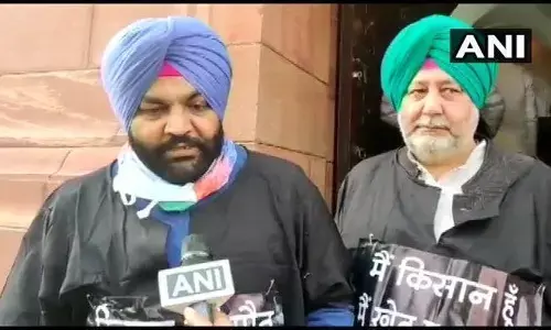 कांग्रेस सांसद जसबीर सिंह गिल और गुरजीत सिंह औजला कृषि कानूनों के विरोध में काले कपड़े पहनकर संसद भवन पहुंचे कांग्रेस सांसद जसबीर सिंह गिल और गुरजीत सिंह औजला कृषि कानूनों के विरोध में काले कपड़े पहनकर संसद भवन पहुंचे