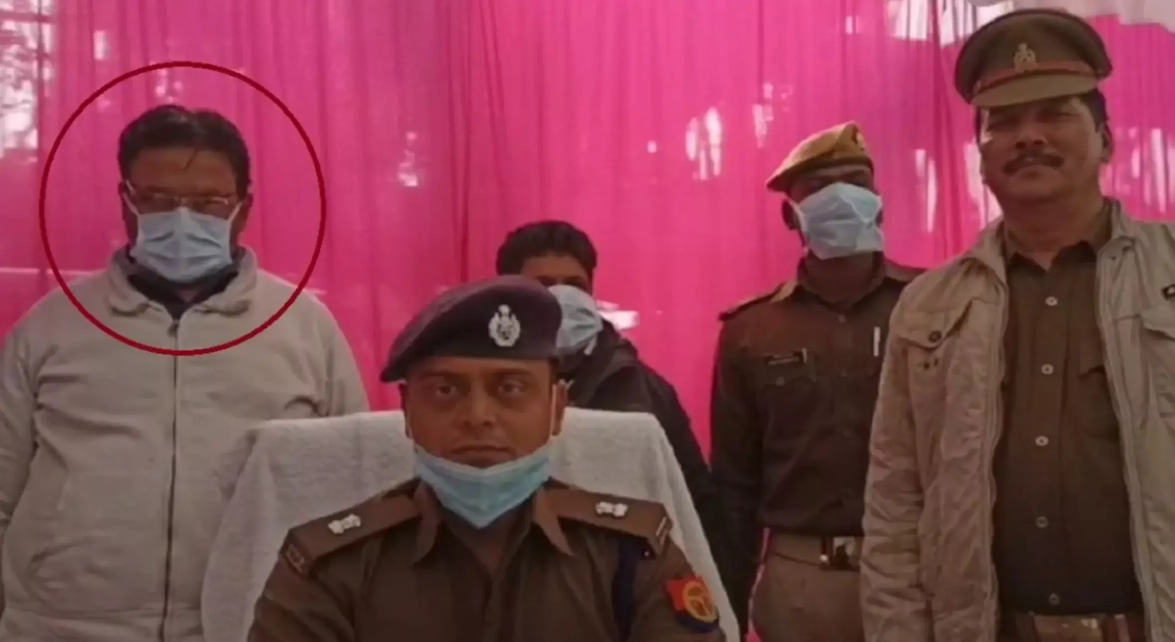 CM योगी के नाम पर फर्जी दस्तावेज बनाकर करते थे ठगी, दो आरोपी गिरफ्तार CM योगी के नाम पर फर्जी दस्तावेज बनाकर करते थे ठगी, दो आरोपी गिरफ्तार