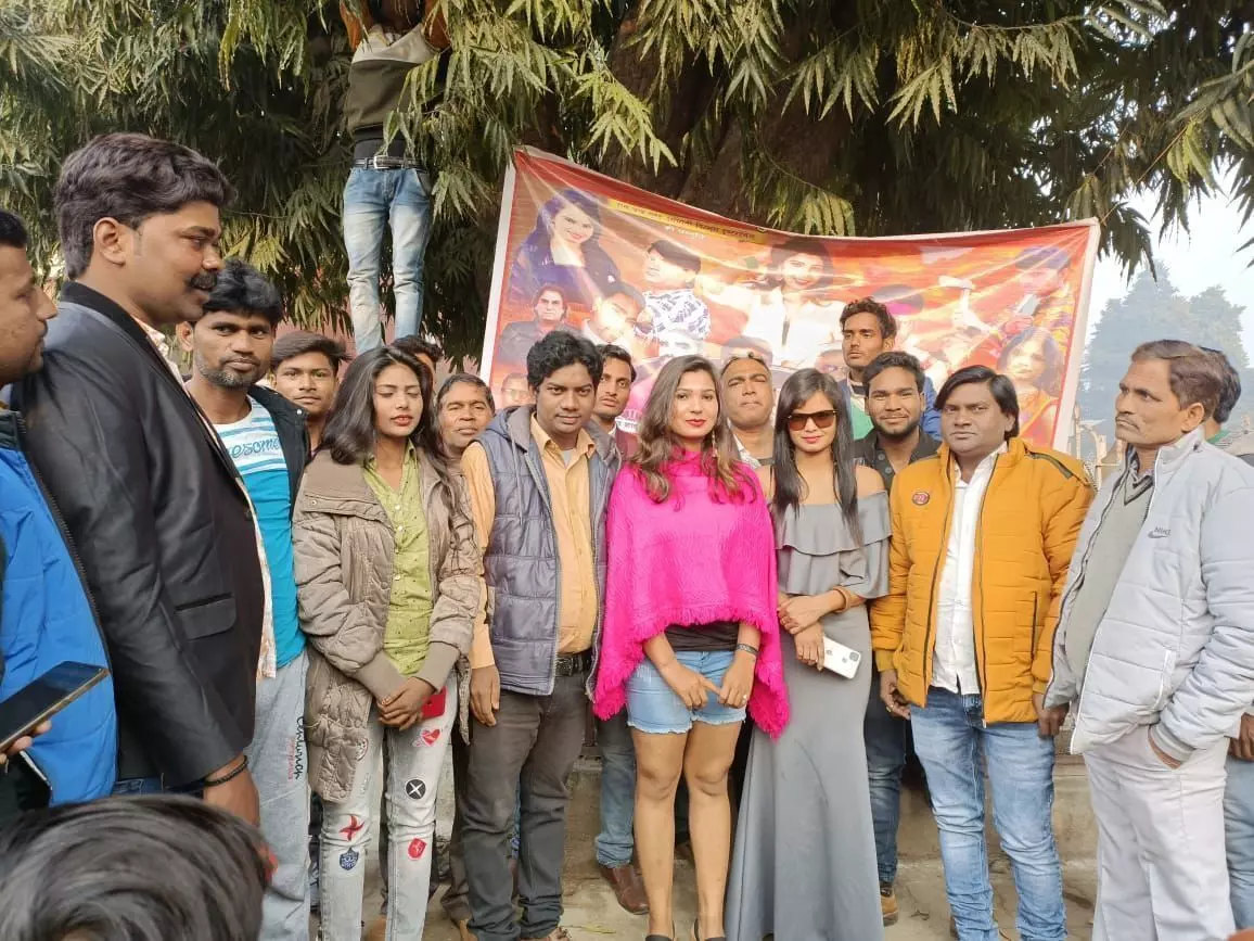 दबंग लुटेरे फिल्म का शानदार मुहूर्त संपन्न हुआ दबंग लुटेरे फिल्म का शानदार मुहूर्त संपन्न हुआ