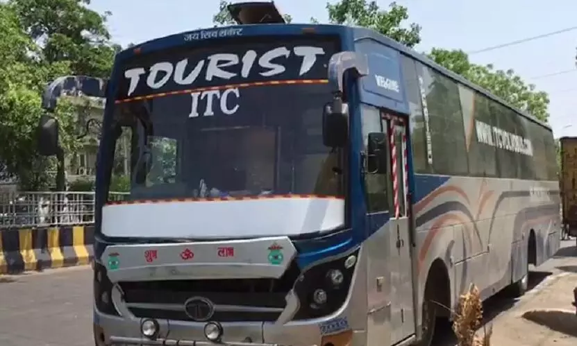 कौशाम्बी में टूरिस्ट बस ने मारी टक्कर, रिक्शा चालक समेत महिला घायल