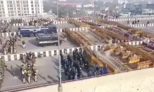 सिंघु, टिकरी और गाजीपुर बॉर्डर पर पुलिस ने की किलेबंदी, सुरक्षा के जबरदस्त इंतजाम सिंघु, टिकरी और गाजीपुर बॉर्डर पर पुलिस ने की किलेबंदी, सुरक्षा के जबरदस्त इंतजाम