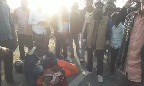 ट्रक ने मारी जोरदार टक्कर  बाइक सवार महिला की हालत नाजुक ट्रक ने मारी जोरदार टक्कर  बाइक सवार महिला की हालत नाजुक