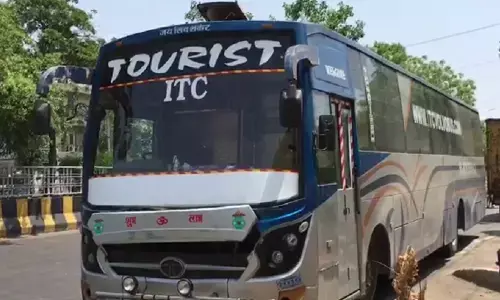 कौशाम्बी में टूरिस्ट बस ने मारी टक्कर, रिक्शा चालक समेत महिला घायल कौशाम्बी में टूरिस्ट बस ने मारी टक्कर, रिक्शा चालक समेत महिला घायल