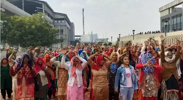 चार गुना मुआवजा, नौकरी और अन्य मांगों को लेकर 80 के किसानों की महापंचायत चार गुना मुआवजा, नौकरी और अन्य मांगों को लेकर 80 के किसानों की महापंचायत