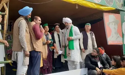 मंच टूटा पर कम नहीं हुआ जोश, राकेश टिकैत ने भरी हुंकार, गिरफ्तार किसानों को रिहा करे सरकार मंच टूटा पर कम नहीं हुआ जोश, राकेश टिकैत ने भरी हुंकार, गिरफ्तार किसानों को रिहा करे सरकार