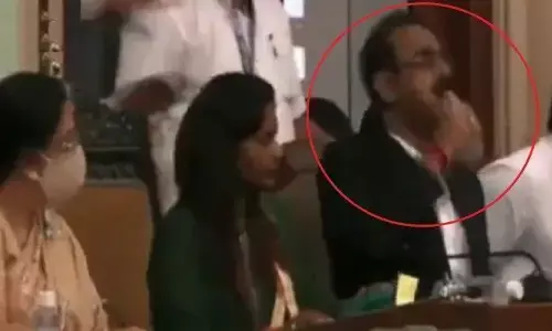 बीएमसी के डिप्टी म्युनिसिपल कमिश्नर ने गलती से पिया सैनिटाइजर, फिर... वायरल हुआ वीडियो बीएमसी के डिप्टी म्युनिसिपल कमिश्नर ने गलती से पिया सैनिटाइजर, फिर... वायरल हुआ वीडियो