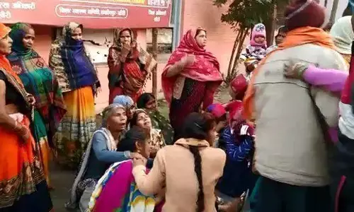 लखीमपुर में ट्रक से कुचलकर माँ बेटे की मौत, जिसने देखा हाल वही रो पड़ा लखीमपुर में ट्रक से कुचलकर माँ बेटे की मौत, जिसने देखा हाल वही रो पड़ा
