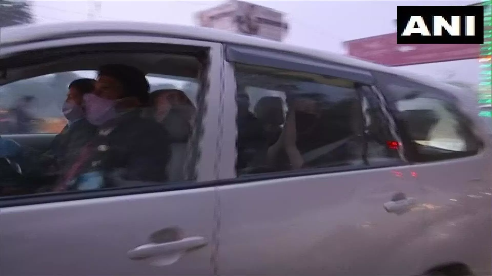 LIVE : रामपुर जा रही प्रियंका गाँधी के काफिले के वाहन आपस में टकरा गए