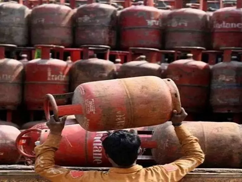 महंगाई के मोर्चे पर लगेगा और झटका, LPG सिलेंडर की कीमत हो सकती है इतनी महंगाई के मोर्चे पर लगेगा और झटका, LPG सिलेंडर की कीमत हो सकती है इतनी