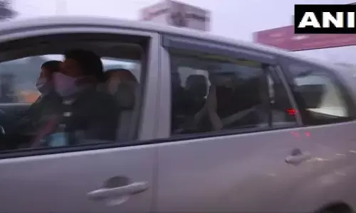 LIVE : रामपुर जा रही प्रियंका गाँधी के काफिले के वाहन आपस में टकरा गए LIVE : रामपुर जा रही प्रियंका गाँधी के काफिले के वाहन आपस में टकरा गए