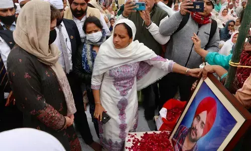 रामपुर: किसान नवरीत की अरदास में शामिल हुईं प्रियंका गाँधी, अर्पित की श्रद्धाजंलि और परिजनों से मिली रामपुर: किसान नवरीत की अरदास में शामिल हुईं प्रियंका गाँधी, अर्पित की श्रद्धाजंलि और परिजनों से मिली