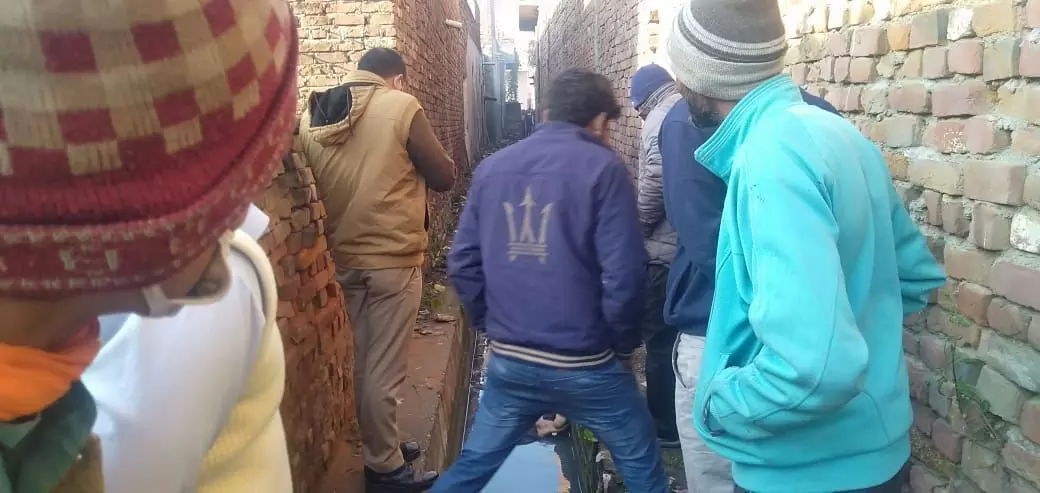 नाले में पड़ा मिला शव मचा हड़कंप नाले में पड़ा मिला शव मचा हड़कंप