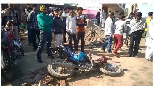 बाइक और ट्रक की टक्कर, पिता व दो बच्चों की मौके पर मौत पत्नी घायल बाइक और ट्रक की टक्कर, पिता व दो बच्चों की मौके पर मौत पत्नी घायल