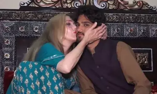 जानिए- कौन है पाकिस्तान के 23 साल के अब्दुल्‍ला, जिन्होंने की 65 साल की एरियाना से की शादी