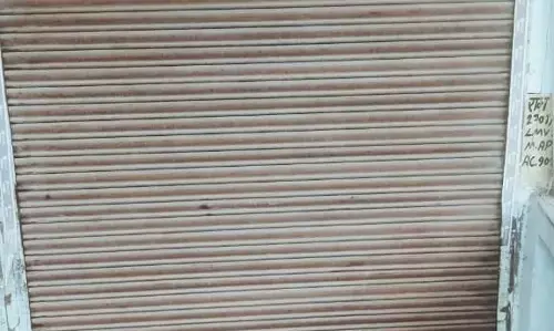 हाइवे पर दो दुकानों के शटर तोड़कर लाखों की चोरी