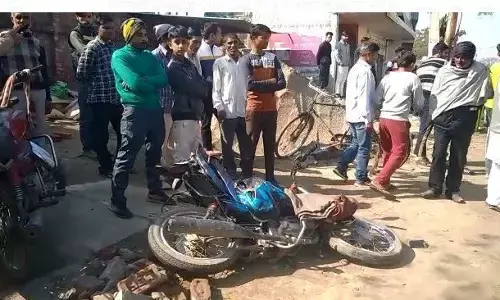 बाइक और ट्रक की टक्कर, पिता व दो बच्चों की मौके पर मौत पत्नी घायल बाइक और ट्रक की टक्कर, पिता व दो बच्चों की मौके पर मौत पत्नी घायल