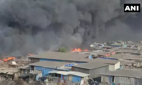 मुंबई के मानखुर्द इलाके में कबाड़ गोदाम में भीषण आग, दमकल की 16 गाड़ियाँ मौके पर