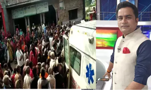 पत्रकार विकास शर्मा को एसडीएम, सीओ, कोतवाल और पत्रकारो ने शव पर पुष्पांजलि अर्पित कर अंतिम विदाई दी पत्रकार विकास शर्मा को एसडीएम, सीओ, कोतवाल और पत्रकारो ने शव पर पुष्पांजलि अर्पित कर अंतिम विदाई दी