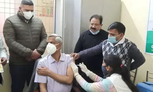 डीएम-एसपी समेत अधिकारी-कर्मचारियों ने लगवाया टीका डीएम-एसपी समेत अधिकारी-कर्मचारियों ने लगवाया टीका